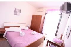 Szobák Bili Galeb BED? Szoba 1 – PURPLE foto 1