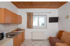 Family Szobák & Apartmanok Omis Apartman 2 – 107 / 204 foto 4