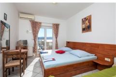 Family Szobák & Apartmanok Omis Szoba 6 – 203/106 foto 1