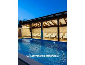 Villa Robert 2 medencével Cesarica