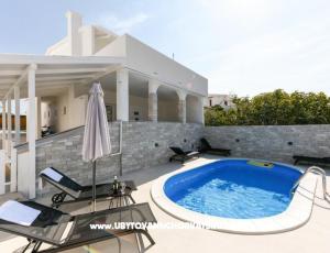 Apartman medencével and jacuzzi