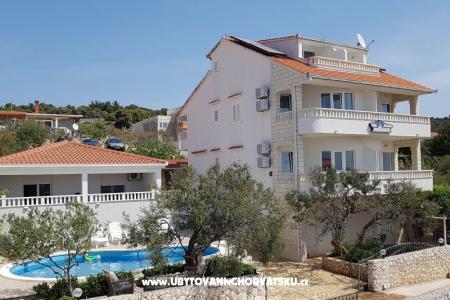 Apartmanok Villa MANDINA medencével fotó 2