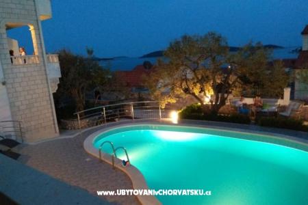 Apartmanok Villa MANDINA medencével fotó 4