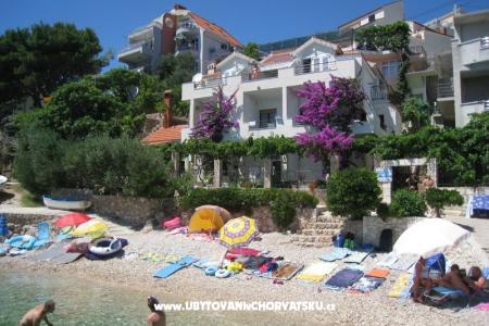 Bougainvillea beach house apartmani Omiš Horvátország