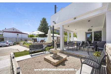 Vila s bazenom i jacuzzijima fotó 5