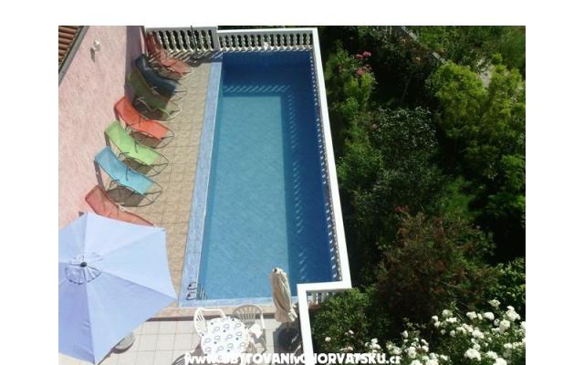 Villa Sandra - apartmani s  bazenom – Szálláshely Kastela Horvátország