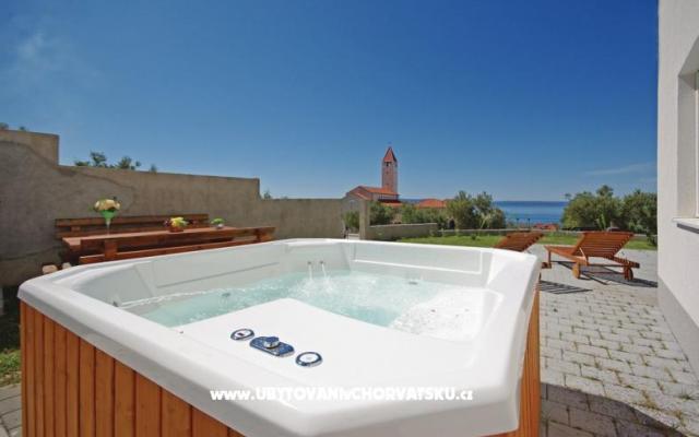 Lux AP6+2 jacuzzi – Szálláshely Makarska Horvátország