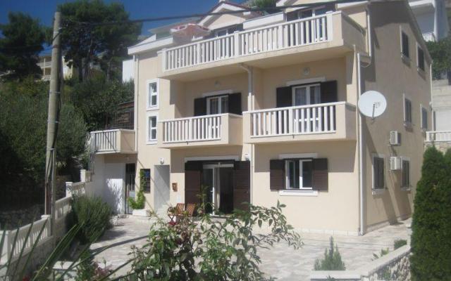 Apartmanok Villa Roza – Szálláshely Omis Horvátország