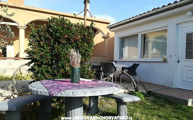 Apartmanok Kristina – Szálláshely Pakostane Horvátország