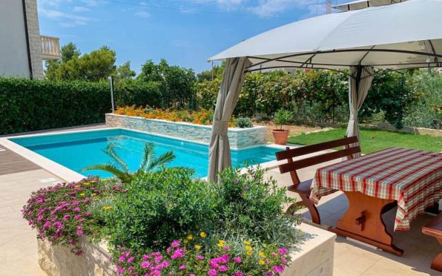 Apartmanok Lemon Garden medencével – Szálláshely Podstrana Horvátország