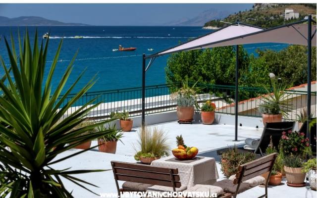 Beachfront Apartman NIVES – Szálláshely Tucepi Horvátország