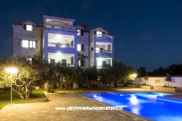 Luxury Apartmanok medencével – fotó 2