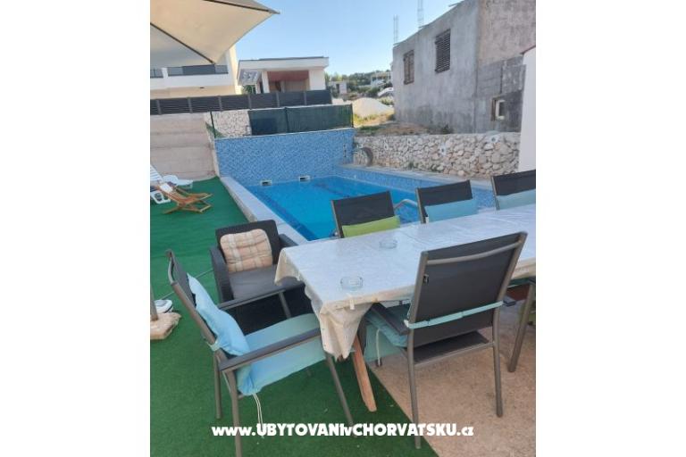Apartmanok Dinko s grijanim bazenom – fotó 11