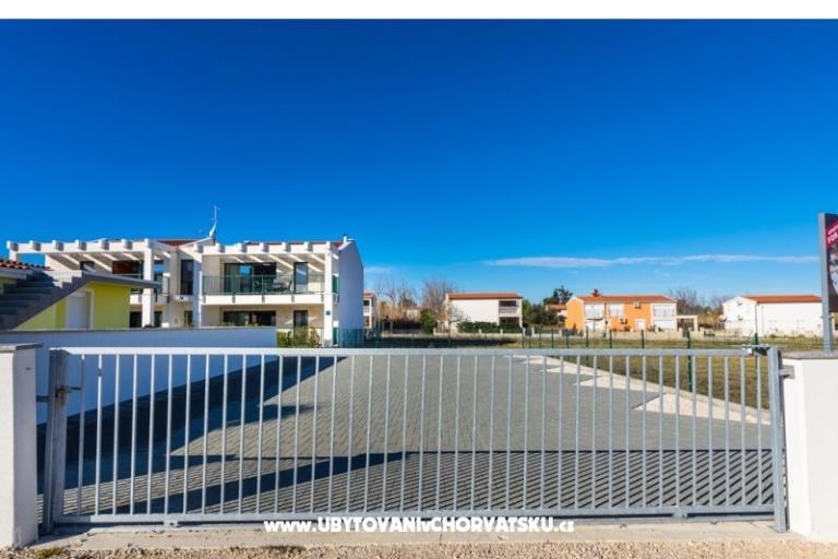 Queen Beach Resort Apartmanok – fotó 8