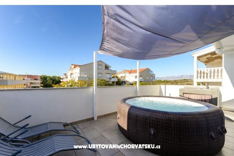 Apartman medencével and jacuzzi – fotó 18