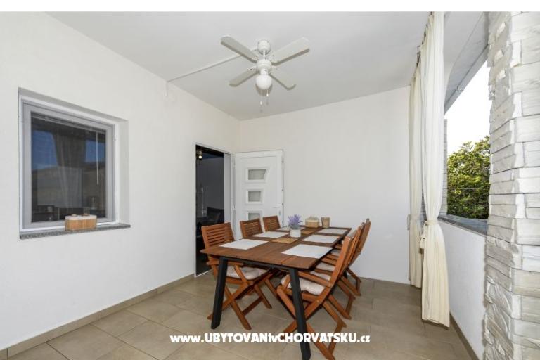Apartman medencével and jacuzzi – fotó 20