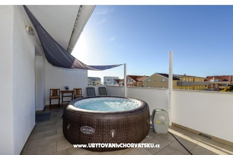 Apartman medencével and jacuzzi – fotó 26