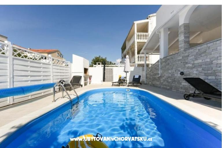 Apartman medencével and jacuzzi – fotó 29