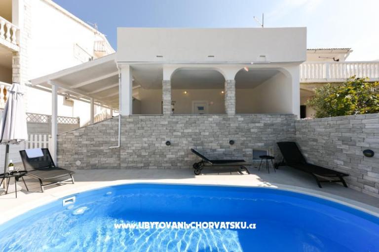 Apartman medencével and jacuzzi – fotó 4