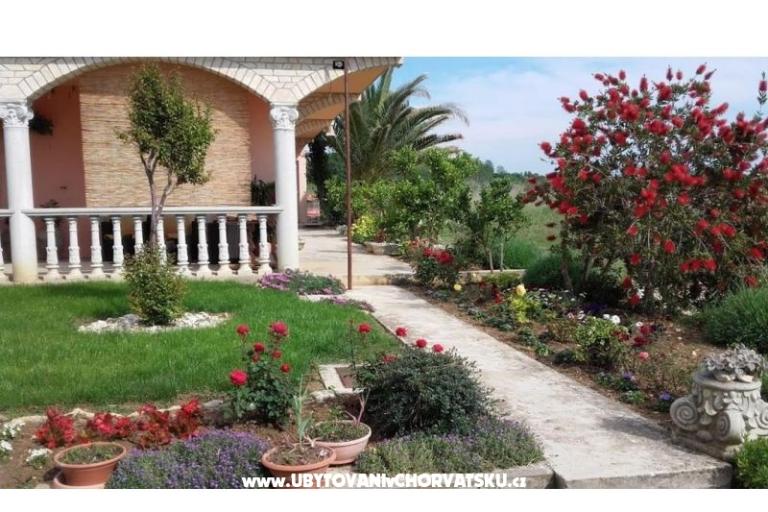 Family friendly Apt with a pool  – fotó 7