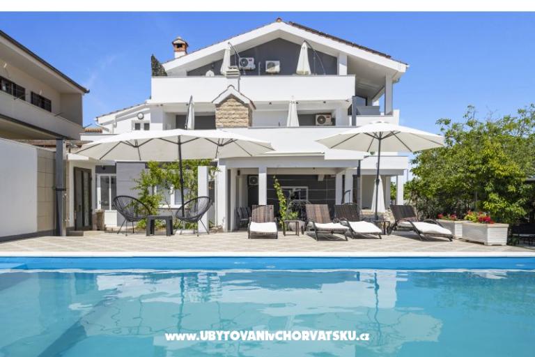 Vila s bazenom i jacuzzijima – fotó 2