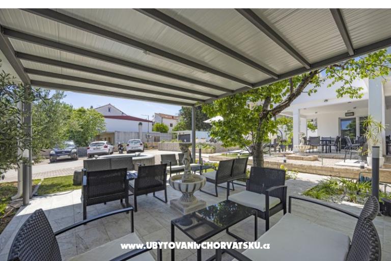 Vila s bazenom i jacuzzijima – fotó 4