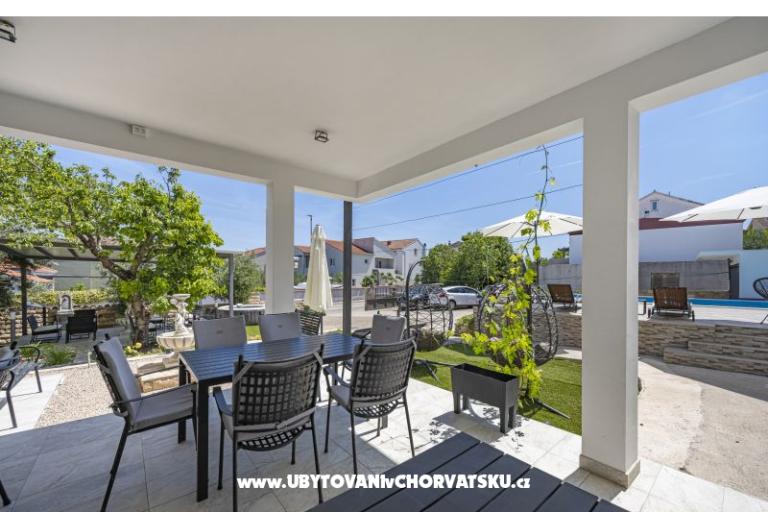 Vila s bazenom i jacuzzijima – fotó 6