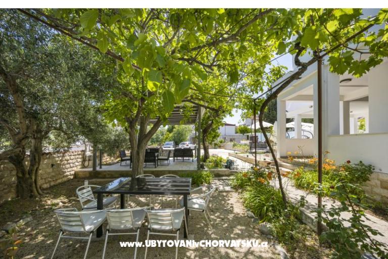 Vila s bazenom i jacuzzijima – fotó 7