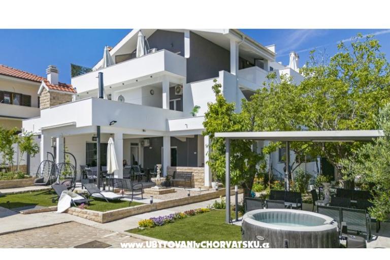 Vila s bazenom i jacuzzijima – fotó 8